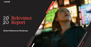 fille-fond-marron-chiffres-texte-relevance-report