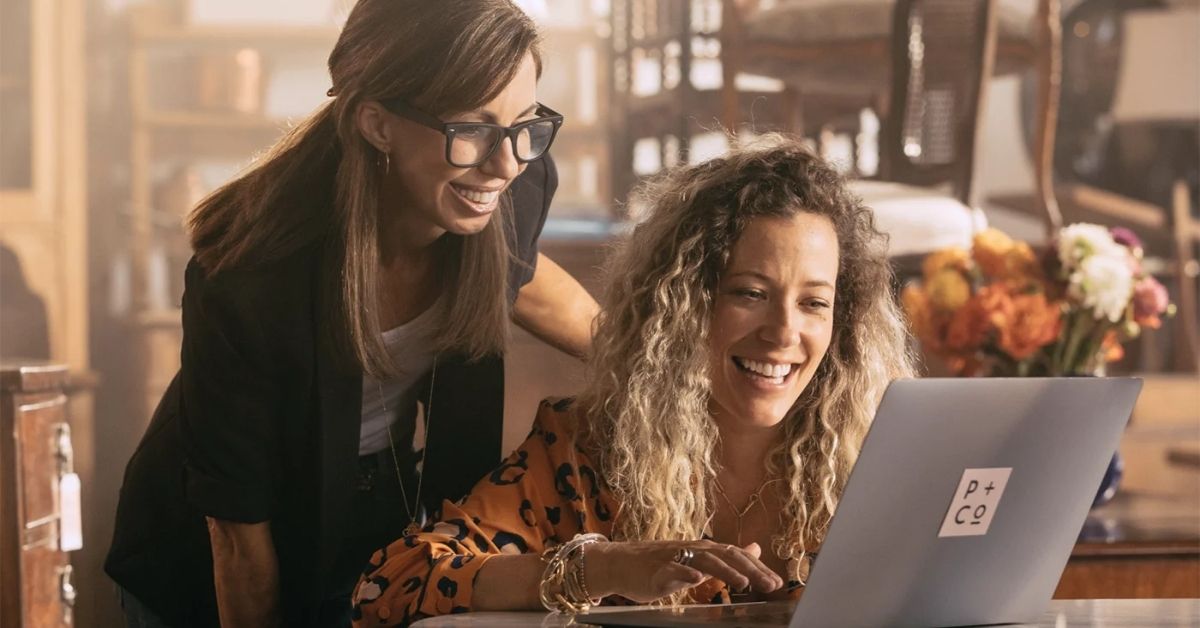 femmes-sourire-ordinateur-freelances-recherches-fiverr