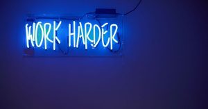 mur-bleu-neons-work-harder-monter-boite