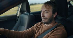 visage-homme-inquiet-dans-voiture-skoda-pour-campagne-rosa-paris