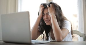 femme-stress-ordinateur-travail-appel-offre-abusif