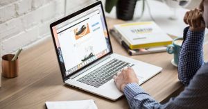 bureau-ordinateur-ecran-commerce-media-criteo