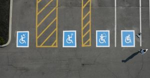 place-parking-symbole-personnalise-handicap-sports-decathlon