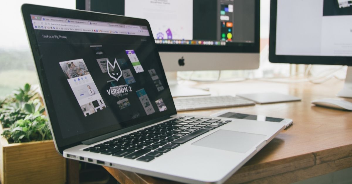 bureau-ordinateurs-creation-design-graphique-branding