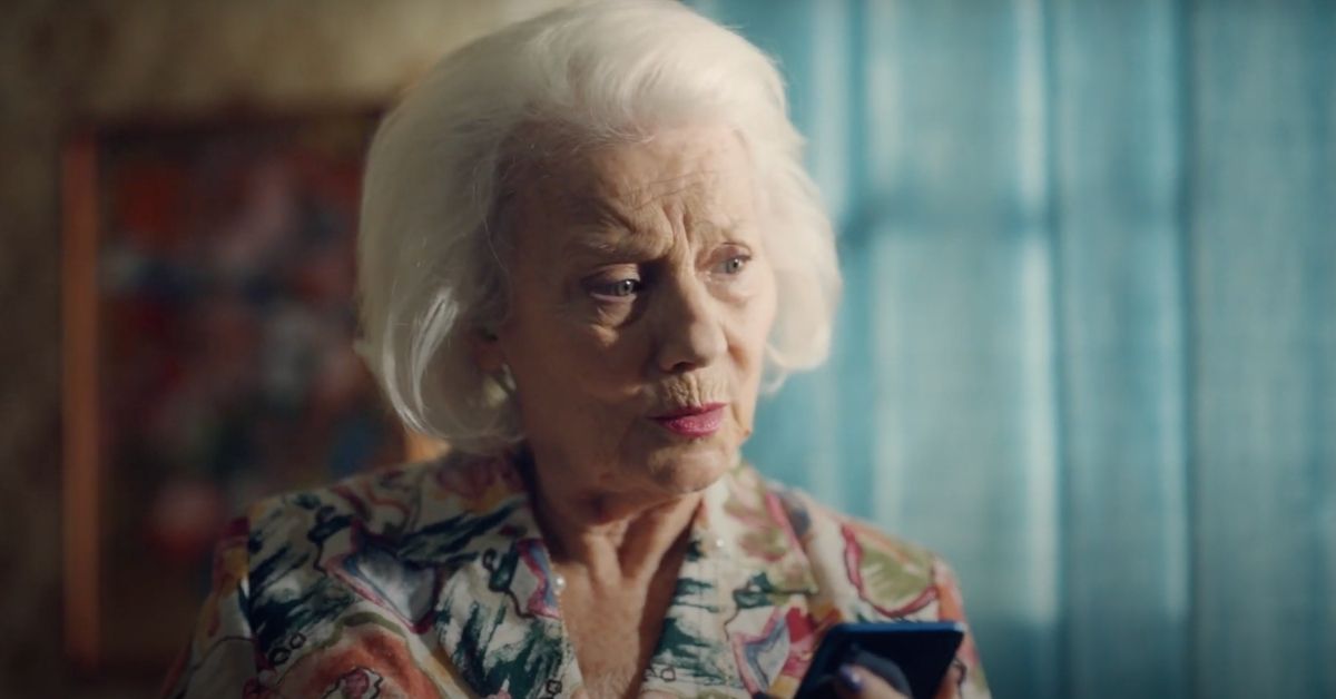 vieille-dame-maison-surveillance-vacances-pub-orange-marcel