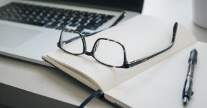 lunettes-carnet-stylo-ordinateur
