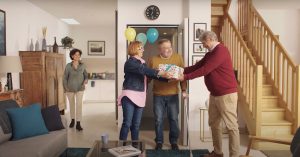 groupe-personnes-agees-cadeau