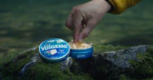 main-boite-bonbons-la-vosgienne