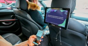 main-telephone-voiture-ecran